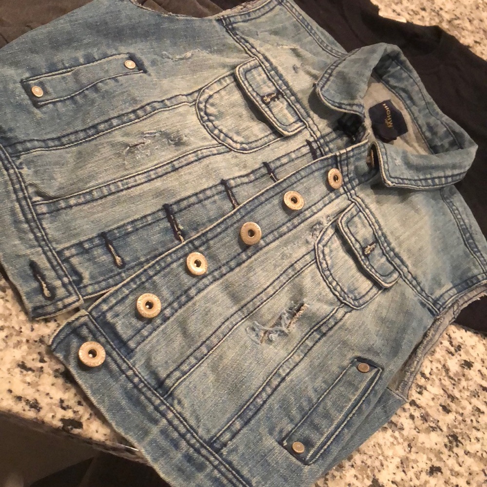 Distressed Jean Jacket✨💕